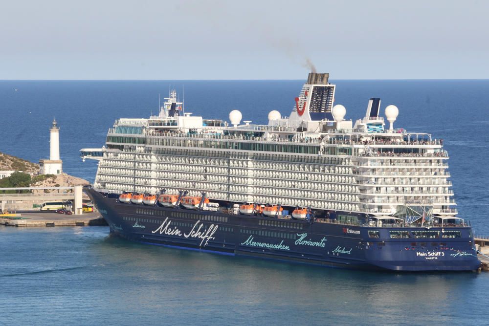 El gigante ´Mein Schiff 3´ en Ibiza.