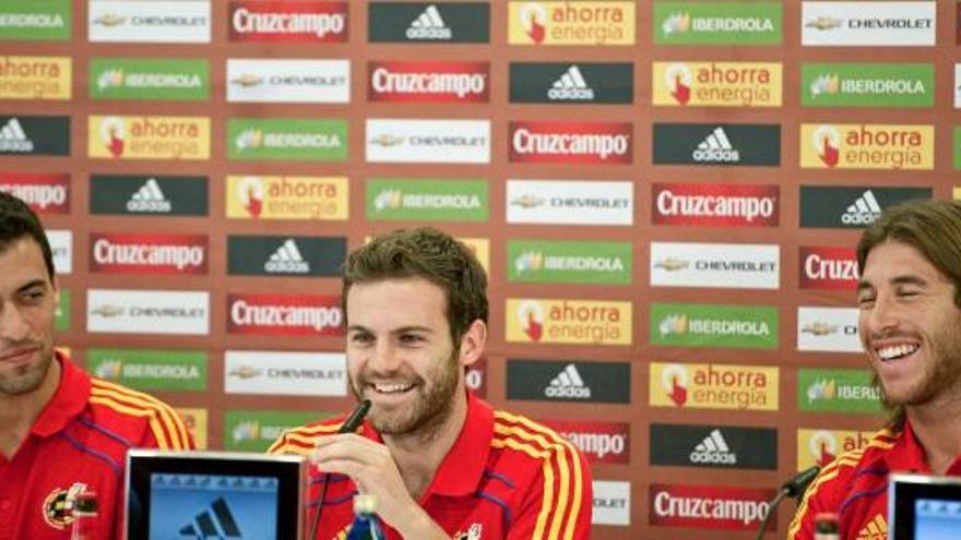 Sergio Busquets, Juan Mata y Sergio Ramos, ayer en su comparecencia conjunta antes del partido de esta noche ante Chile.