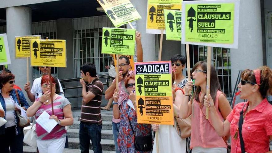 Concentración ante la Audiencia de A Coruña a favor de la anulación total de las cláusulas suelo