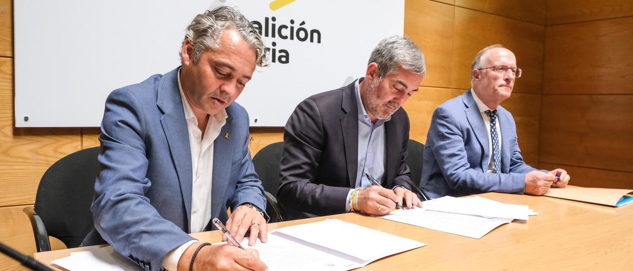 Élvio Duarte, Fernando Clavijo y José María Etxebarria en la firma del acuerdo.