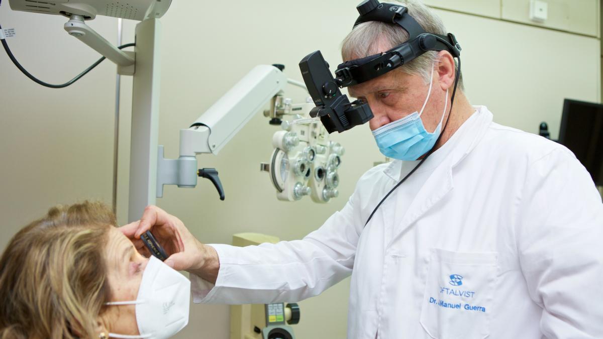 El doctor Guerra examina la visión de una paciente.