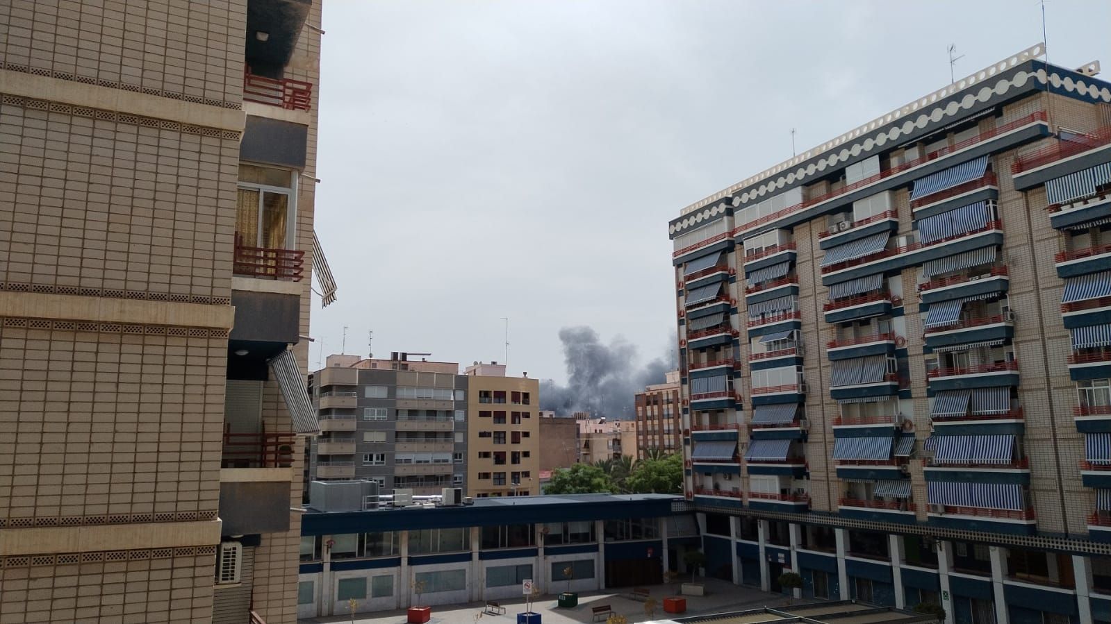 Incendio en el barrio del Pla en Elche