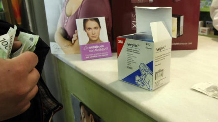 Una persona compra medicamentos en una farmacia.