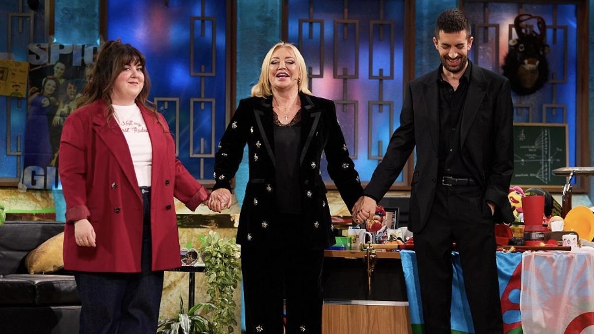 Belén Esteban, con Lalachus y Broncano en 'La revuelta'.