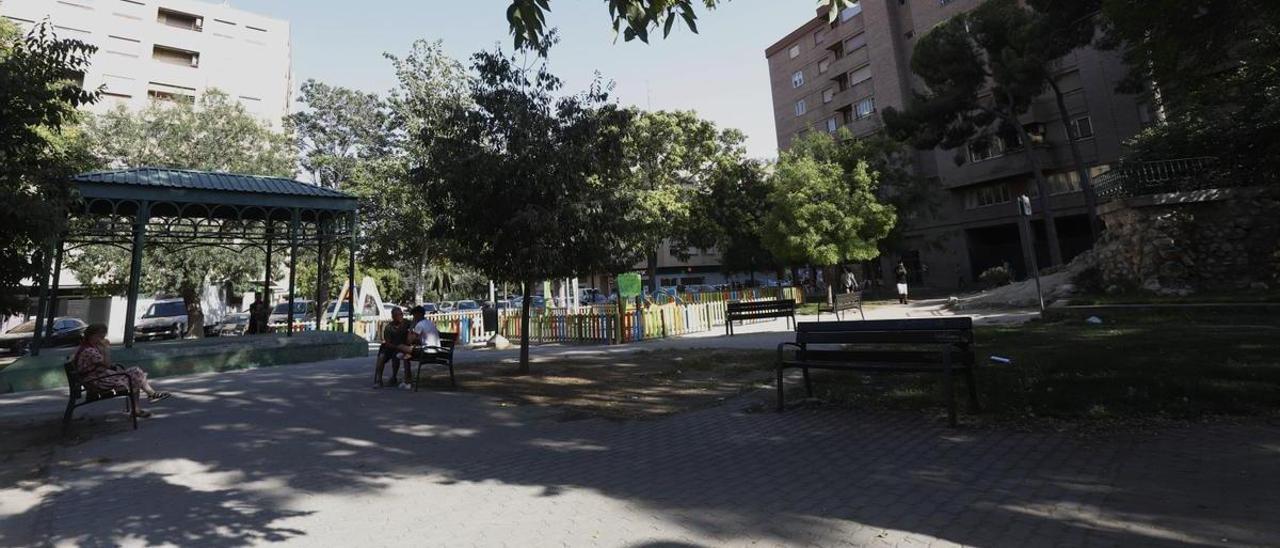 La plaza Reina Sofía presenta calvas en las zonas ajardinadas y deficiencias en su suelo adoquinado.