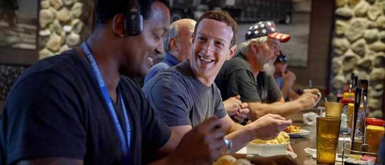 Mark Zuckerberg visita una parada de camiones en Iowa.