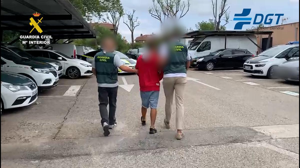 Agentes de la Guardia Civil de Tráfico trasladan al detenido por dos homicidios por imprudencia.