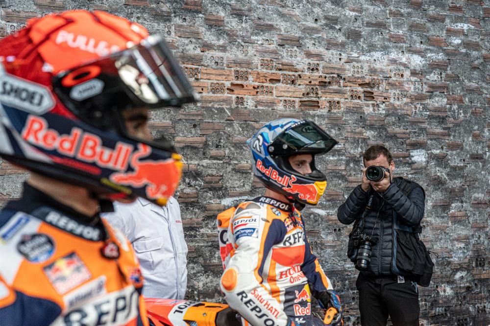 Sessió de fotos de Marc Márquez a l'antiga Pirelli