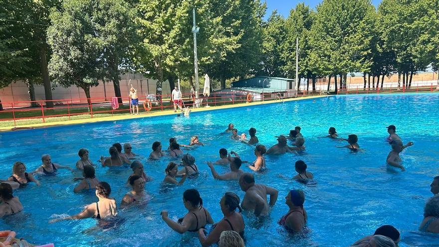 Peñarroya-Pueblonuevo impulsa el envejecimiento activo con actividades acuáticas para 250 personas