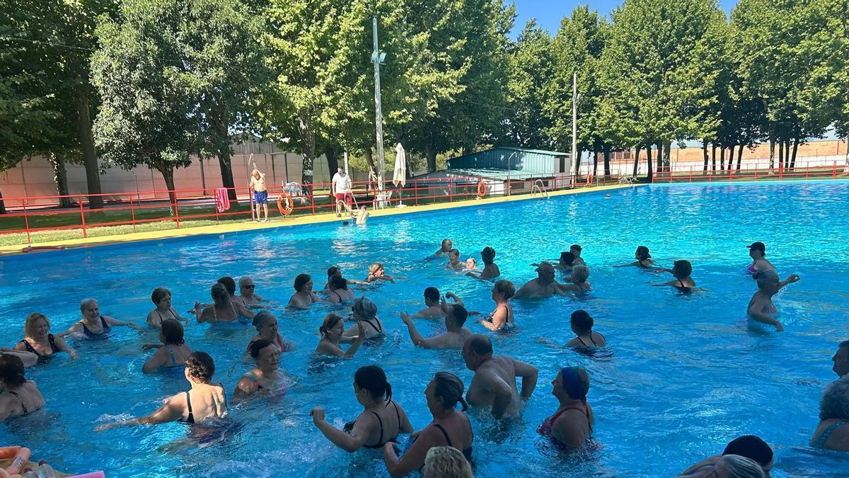 Actividad acuática en la piscina municipal de Peñarroya-Pueblonuevo