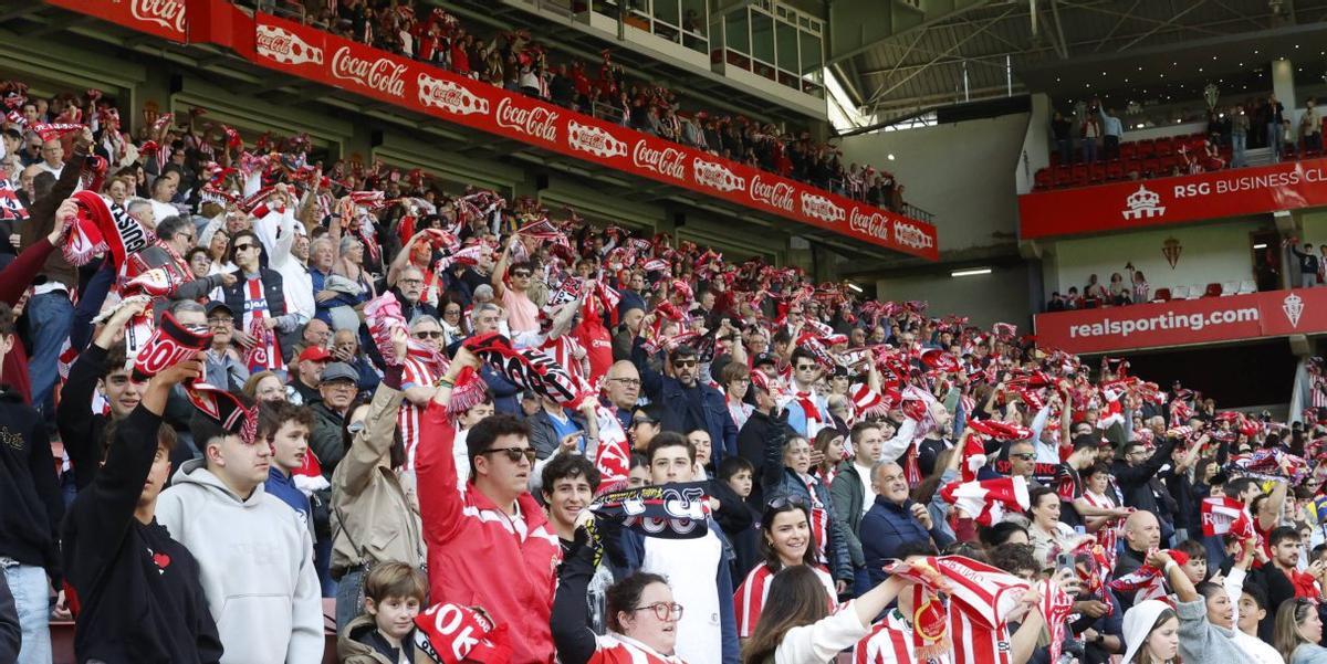A la izquierda,  aficionados del Sporting en la  Tribuna Oeste de  El Molinón. A la derecha, José Luis Capitán (en el centro) junto a su  familia, Joaquín Alonso y José  Riestra. | ÁNGEL GONZÁLEZ