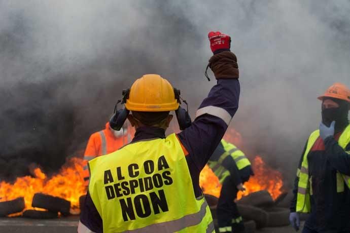 Empleados de Alcoa cortan la A8 en Ribadeo