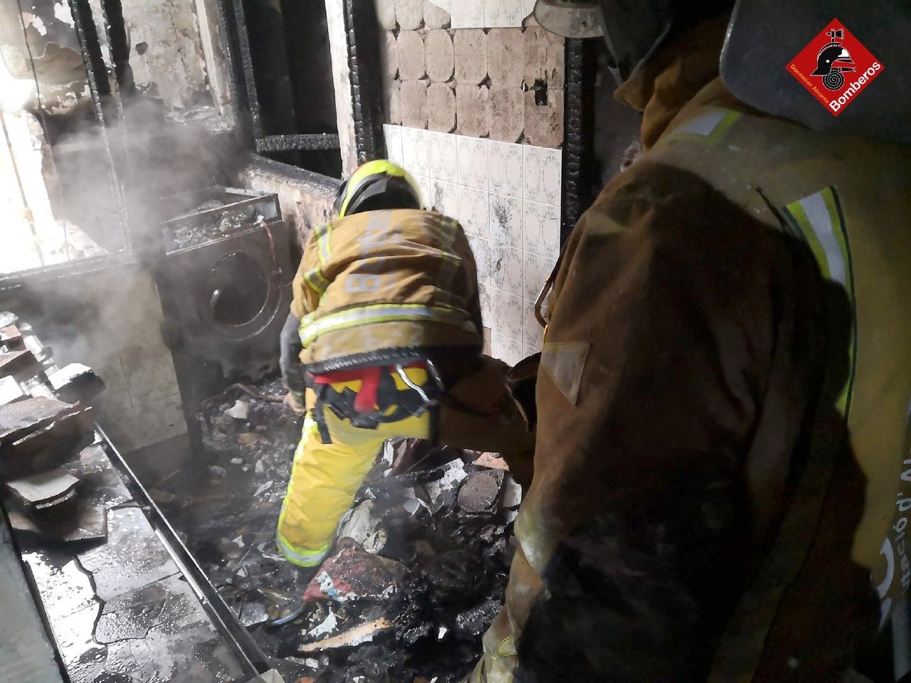 Arde una vivienda en el barrio Nueva Fraternidad de Elda