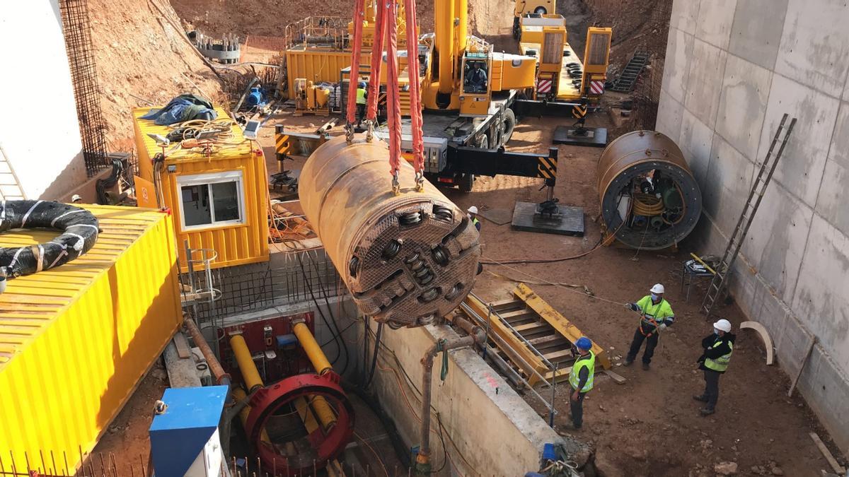 El pasado viernes la tuneladora se introdujo en el último pozo para reanudar la excavación.