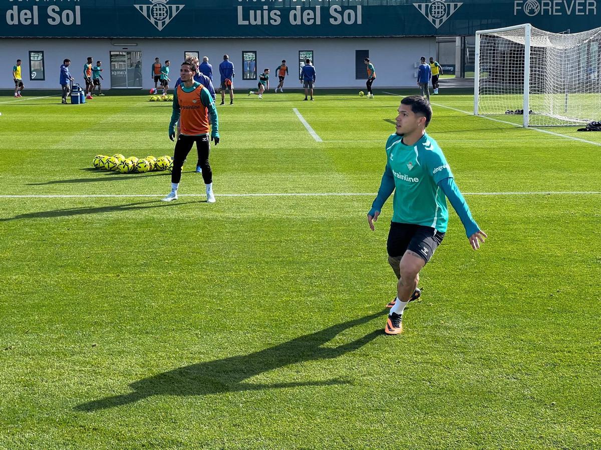 Cucho Hernández y Antony durante un ejercicio en un entrenamiento esta semana antes del Getafe-Betis