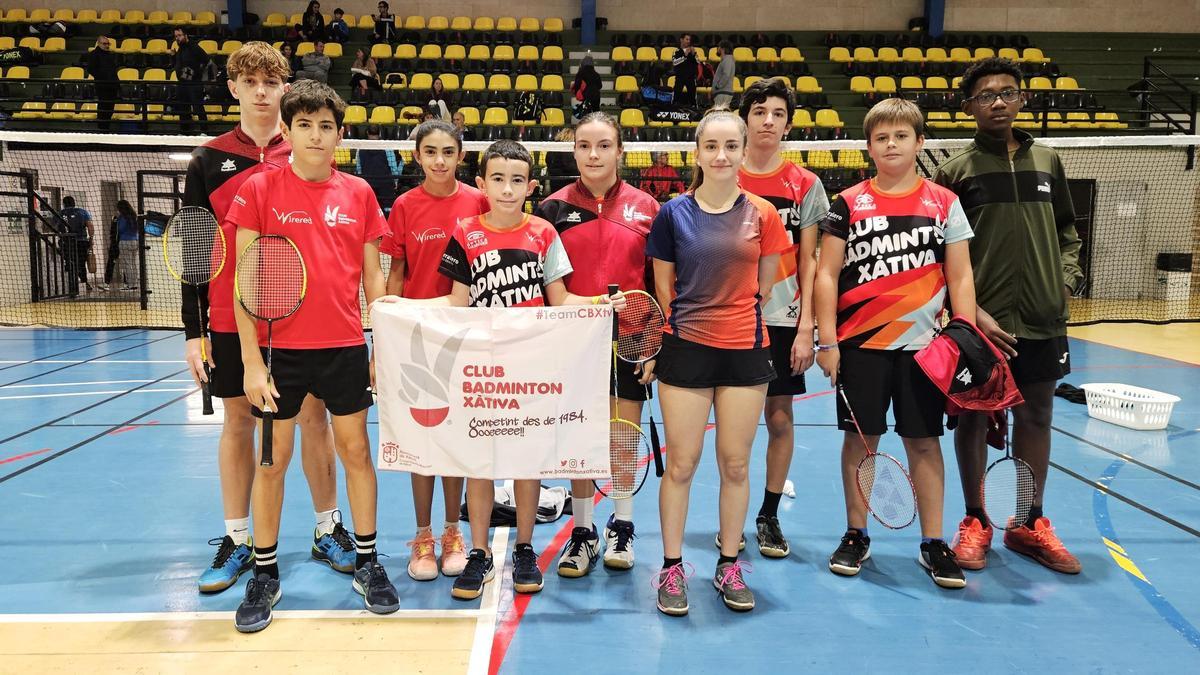 Deportistas del Bádminton Xàtiva en el torneo en Enguera.