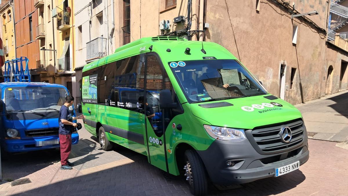 El minibús passant amb certa dificultat pel carrer del Remei de Dalt de Manresa, on hi havia un vehicle mal aparcat