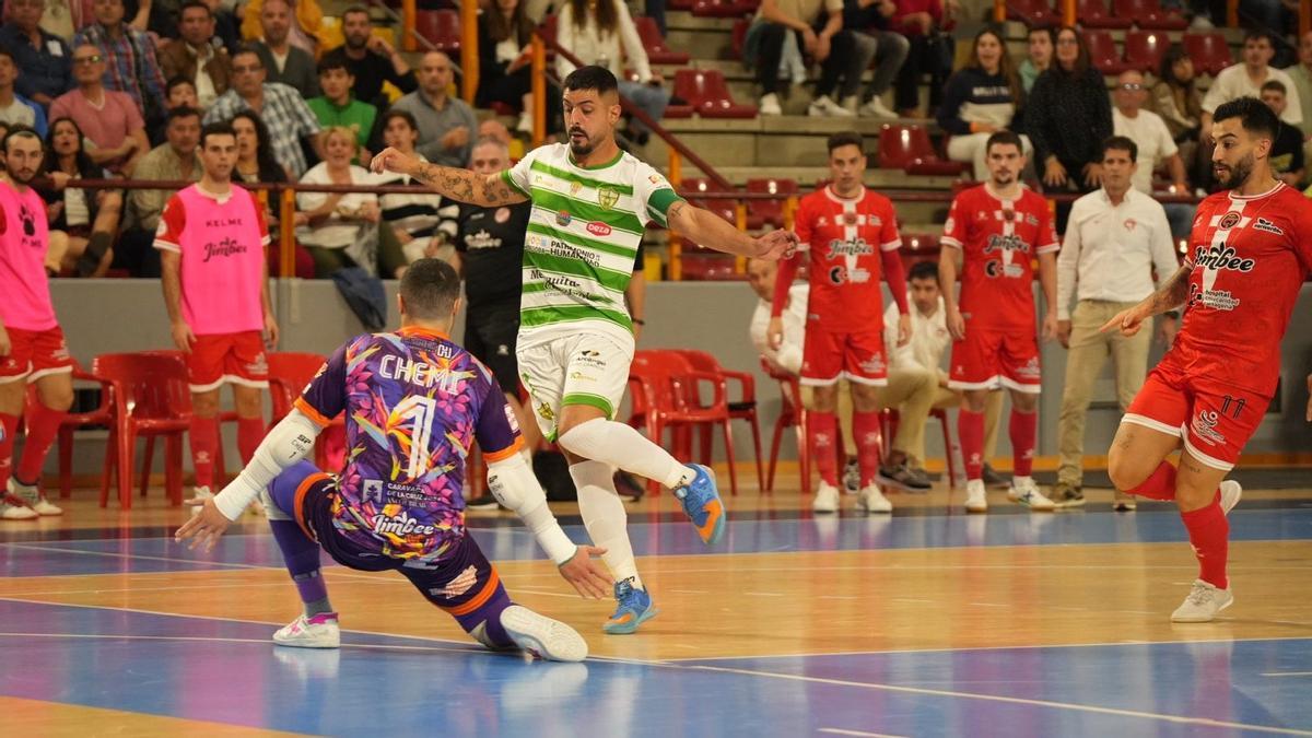 Jesús Rodríguez, ante Chemi en el partido entre el Córdoba Futsal y el Jimbee Cartagena.