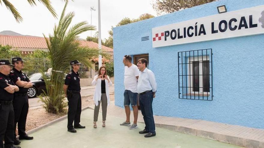 Diez agentes velan por la seguridad de la zona oeste desde el cuartel de La Azohía