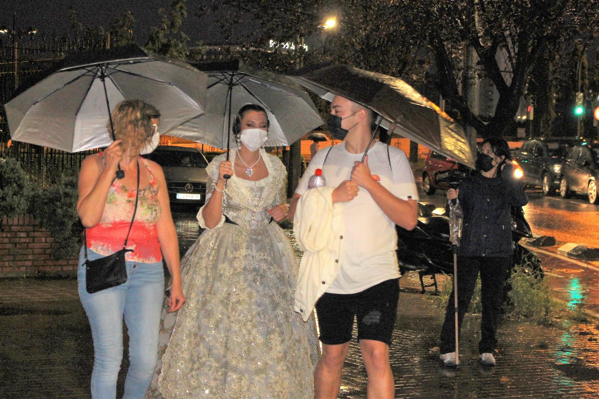 La lluvia irrumpe en la presentación de las candidatas a Falleras Mayores de València 2022