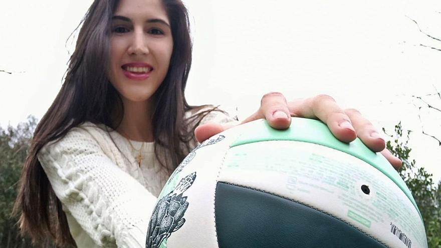 Lydia Alonso, con un balón de voleibol. |  // LA OPINIÓN