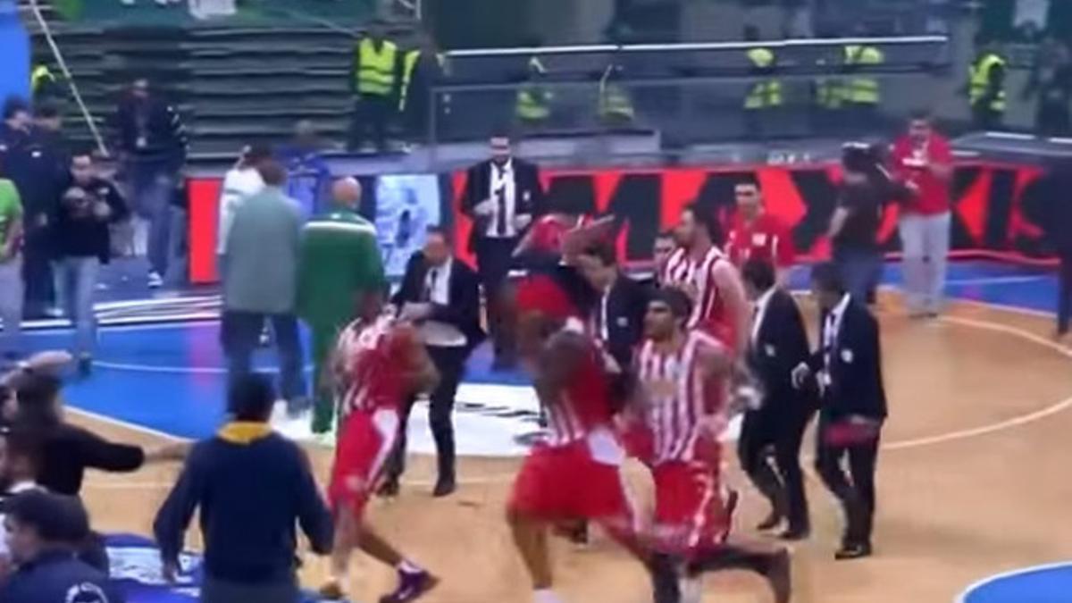 Los jugadores de Olympiacos huyeron a minuto y medio del final del partido en el OAKA