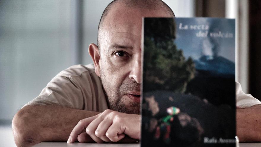 Rafa Avero publica su primer libro, inspirado en sus vivencias durante las erupciones volcánicas de El Hierro y La Palma