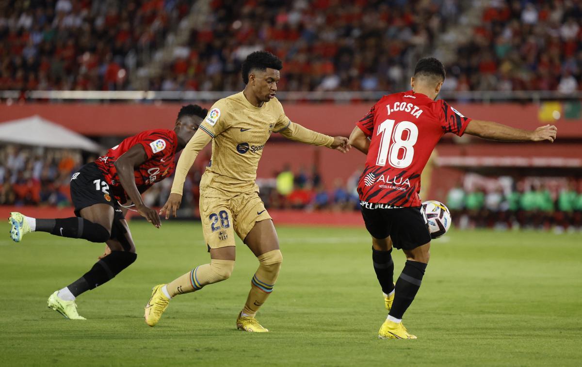 Alejandro Balde frente a Jaume Costa en el Mallorca-Barça, cuando jugó de lateral derecho.