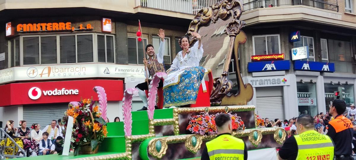 La Huertana y el Perráneo del Año, durante su paso en el Desfile.