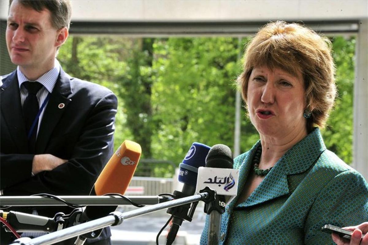 Ashton es dirigeix als mitjans després de la reunió dels ministres d’Afers Estrangers de la UE Ashton es dirigeix als mitjans després de la reunió dels ministres d’Afers Estrangers de la UE