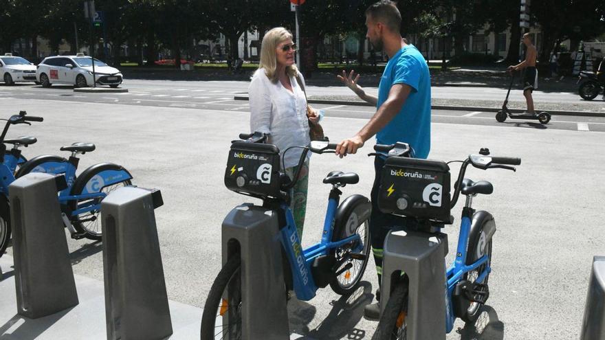 Un operario responde a las dudas de una viandante en el Obelisco.