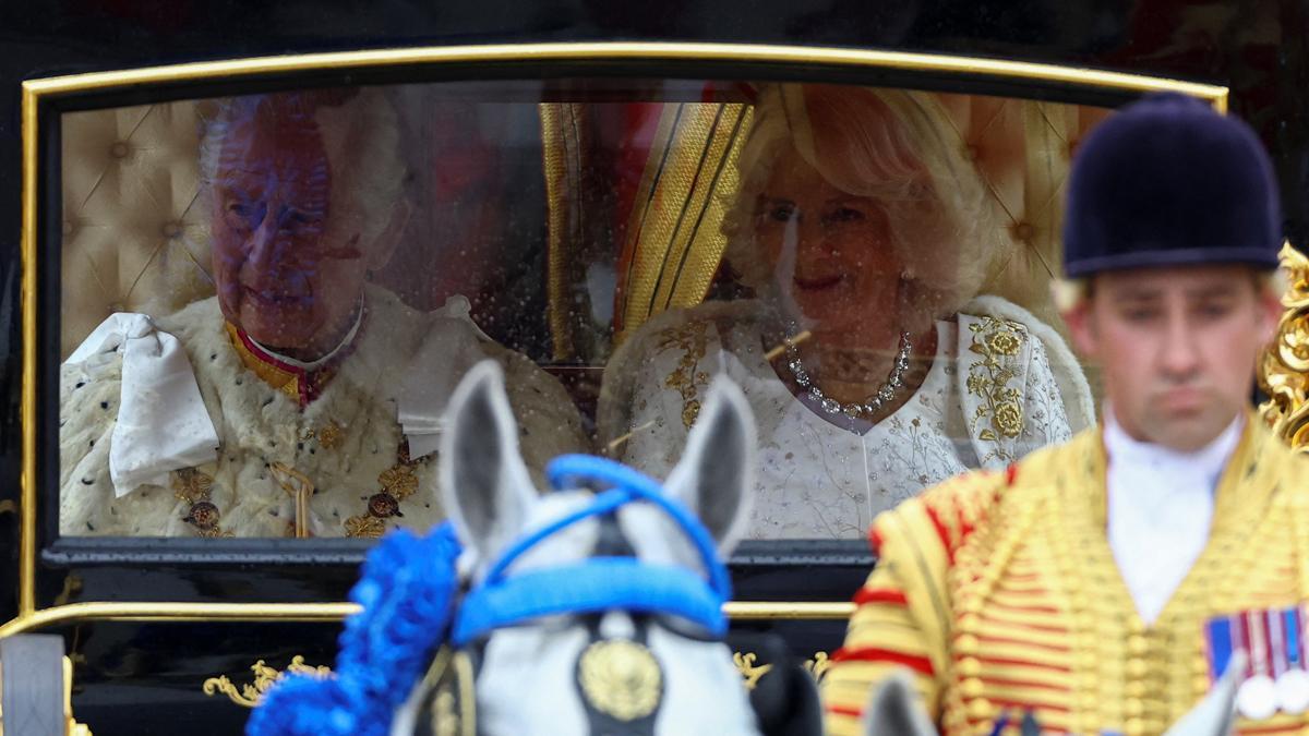 El rey Carlos y la reina Camila, en la carroza.