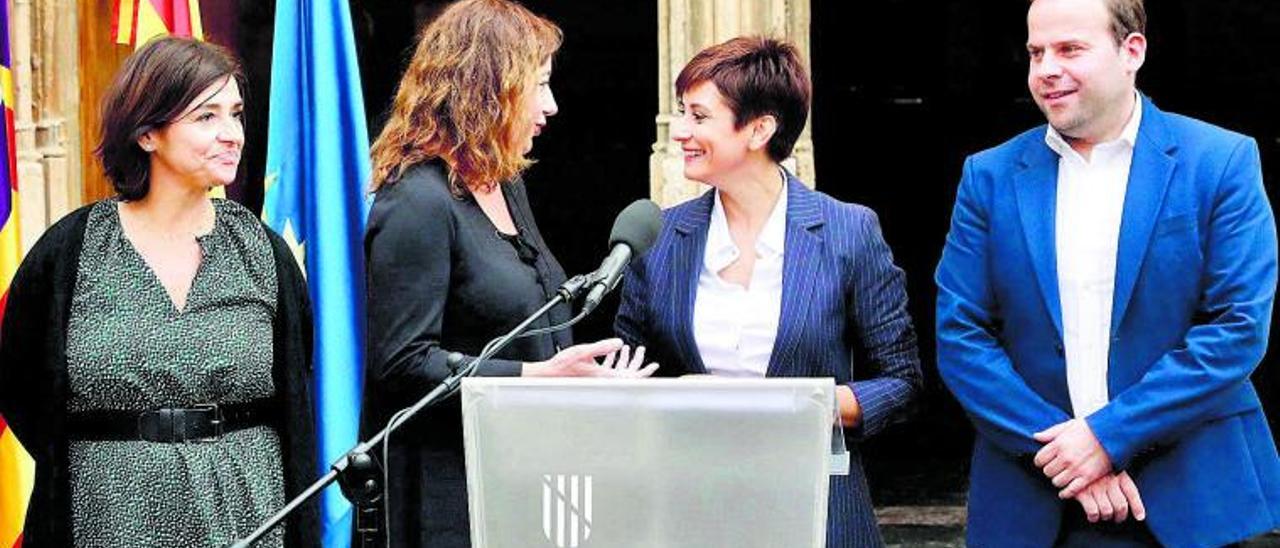 La ministra Isabel Rodríguez y la presidenta Armengol se felicitaron ayer por el traspaso de estas competencias. | GOVERN