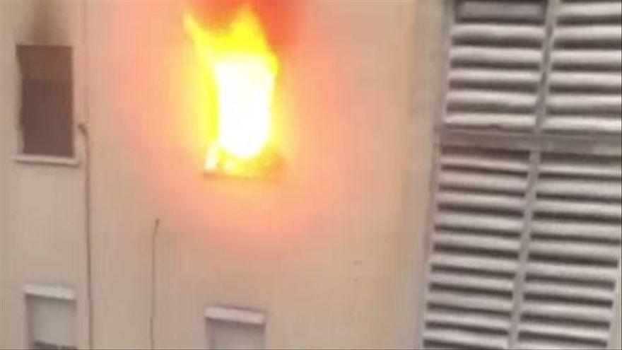 Un hombre muere y un niño de 8 años cae al vacío en el incendio de su piso en Algemesí.