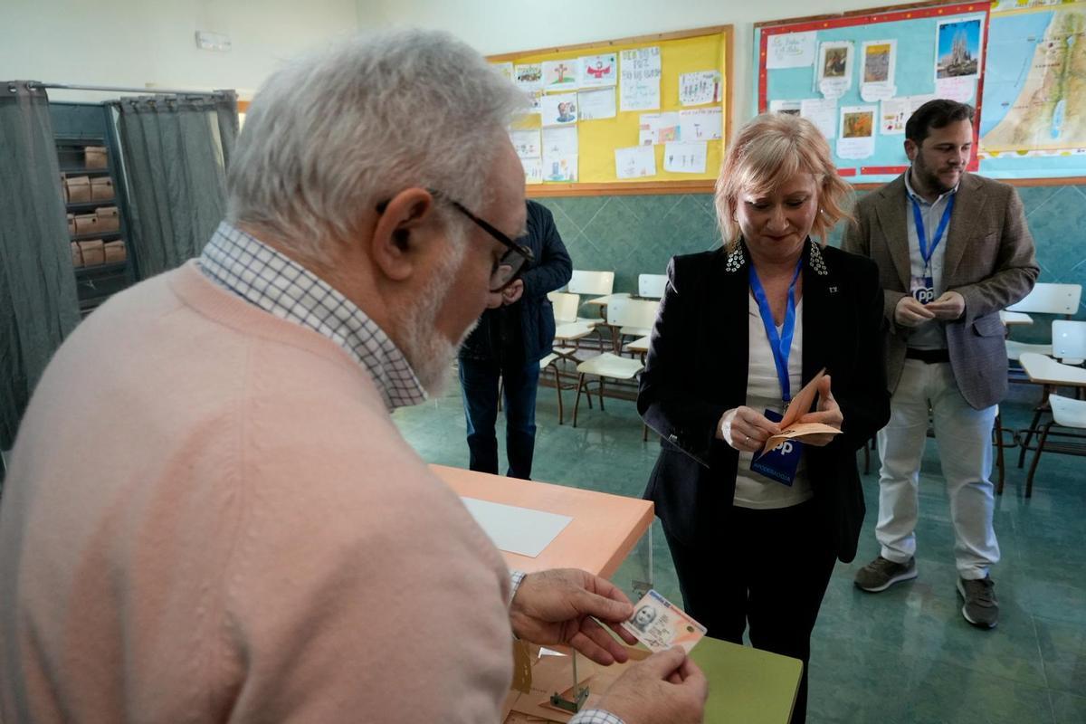 Mañana electoral en el colegio San José de Calasanz: elecciones autonómicas 2026