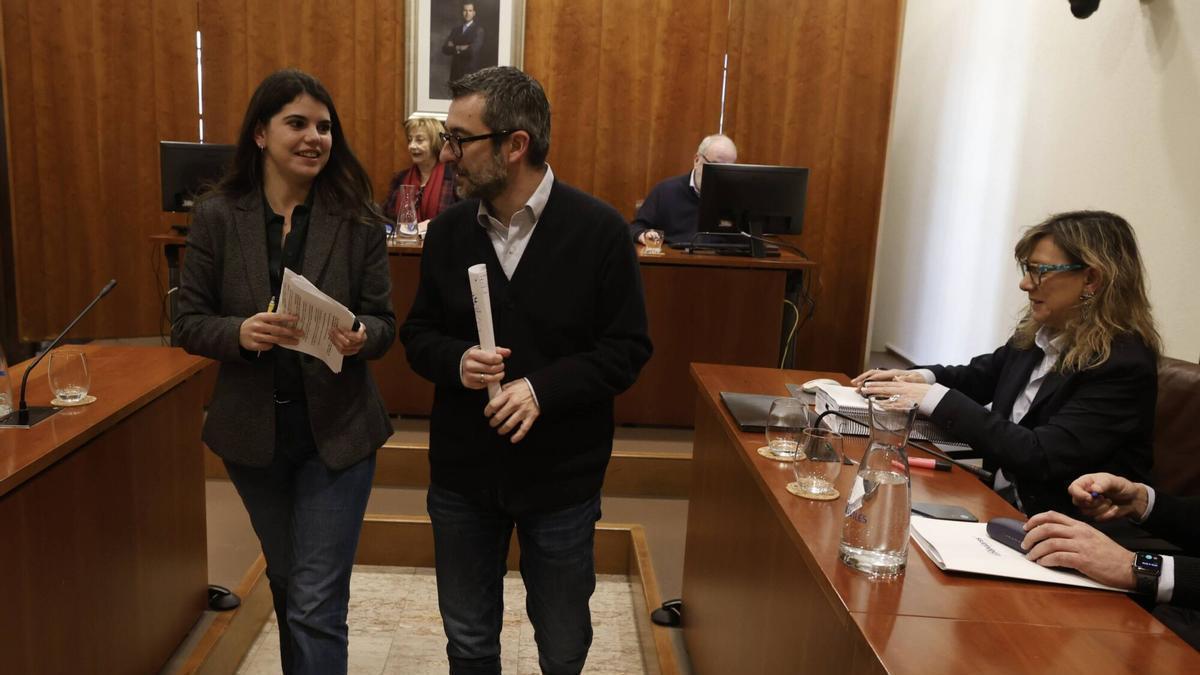 Raquel Ruiz, concejala de Hacienda, Manuel Campa y sentada, Esther Llamazares.