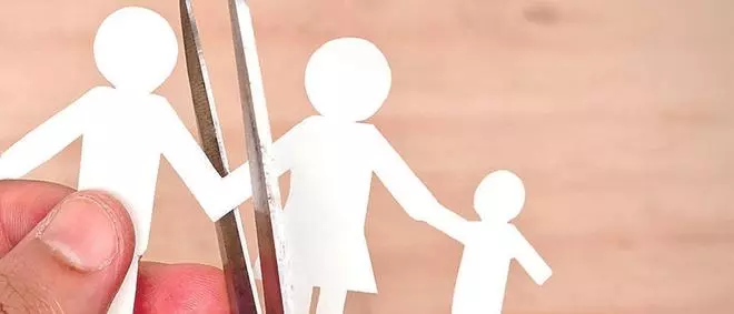 Echan a una divorciada de la casa familiar en Tapia por meter en ella a su nueva pareja