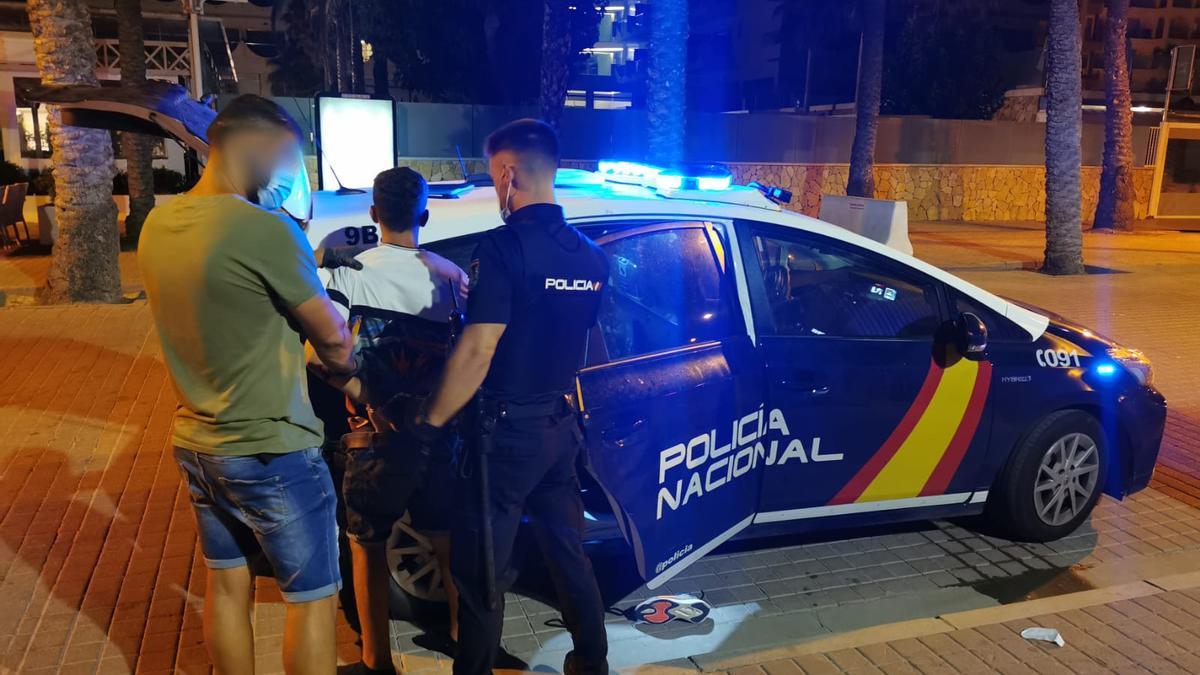 Agentes de la Policía Nacional introducen en el coche patrulla a un ladrón en la Playa de Palma.
