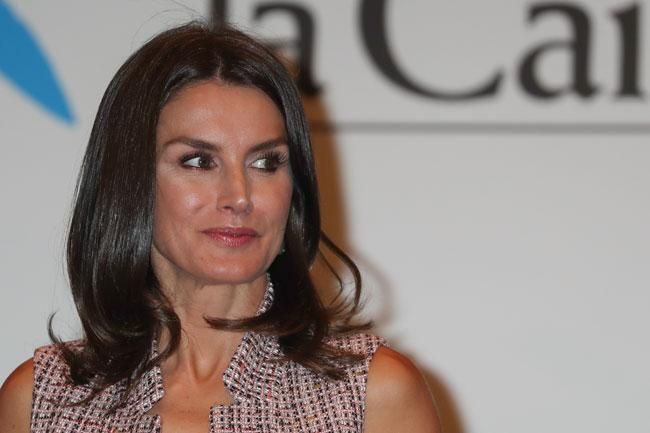 Detalle de la belleza de Letizia Ortiz con chaleco rosa de Zara