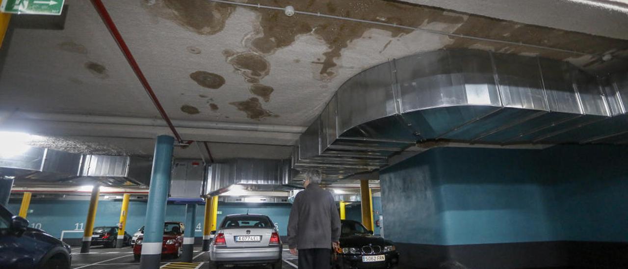 Estado del aparcamiento subterráneo tras las fuertes lluvias caídas este fin de semana.