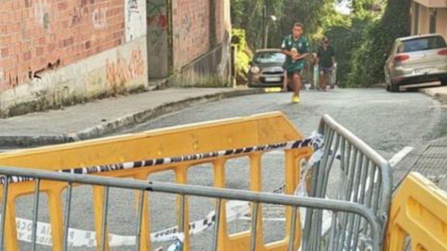 El BNG de Miño alerta de un gran socavón en la rúa Ribeira hace más de dos meses