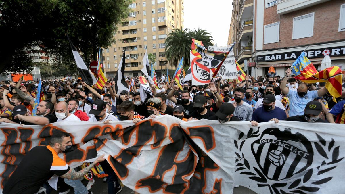 Las imágenes de la marcha de la afición valencianista contra Lim