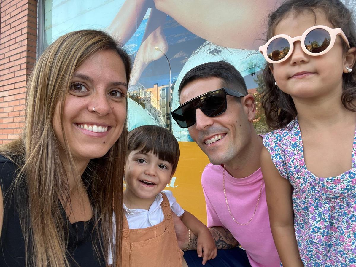 Enzo, con sus padres y su hermana.
