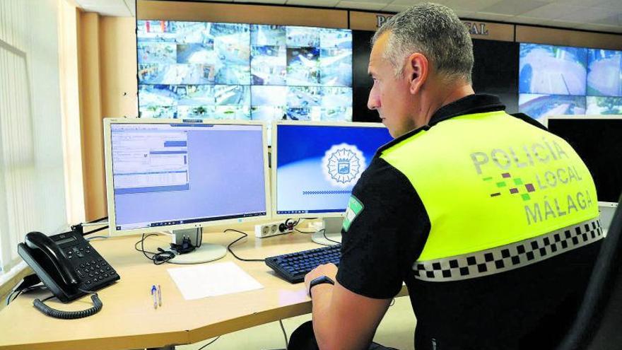 Sala de control de las cámaras de videovigilancia en el Centro Municipal de Emergencias de Málaga. | ÁLEX ZEA