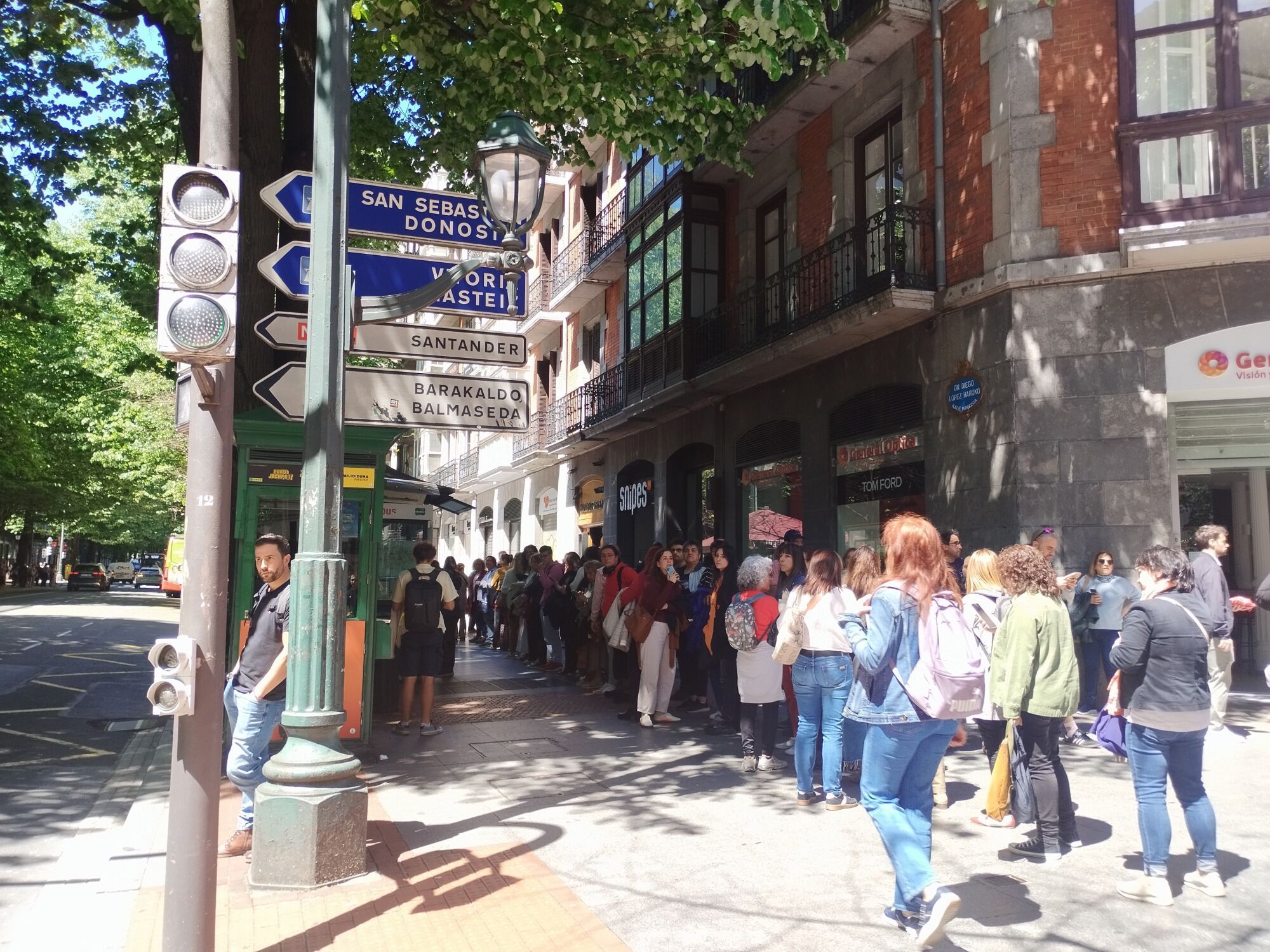 28/04/2025 Una calle de Bilbao durante el apagón.