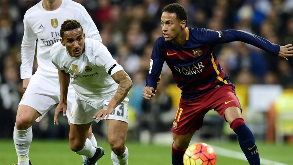 Neymar y Danilo en un clásico entre Barça y Madrid de la temporada 2015/16