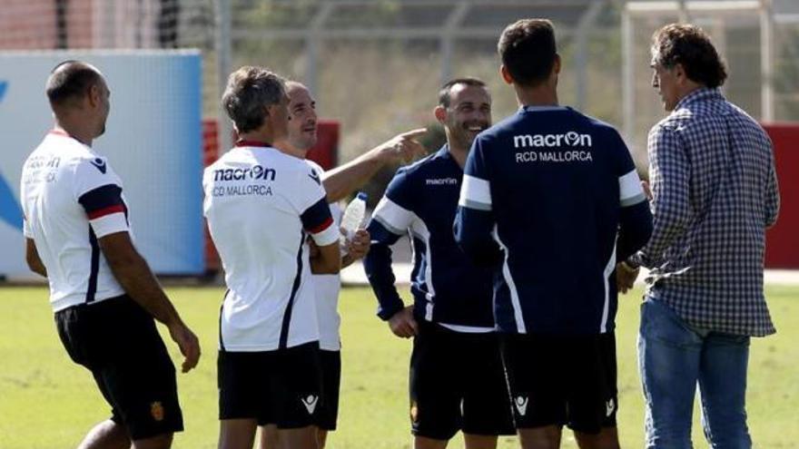 Todo el cuerpo técnico dialoga sobre el césped de son Bibiloni el pasado jueves