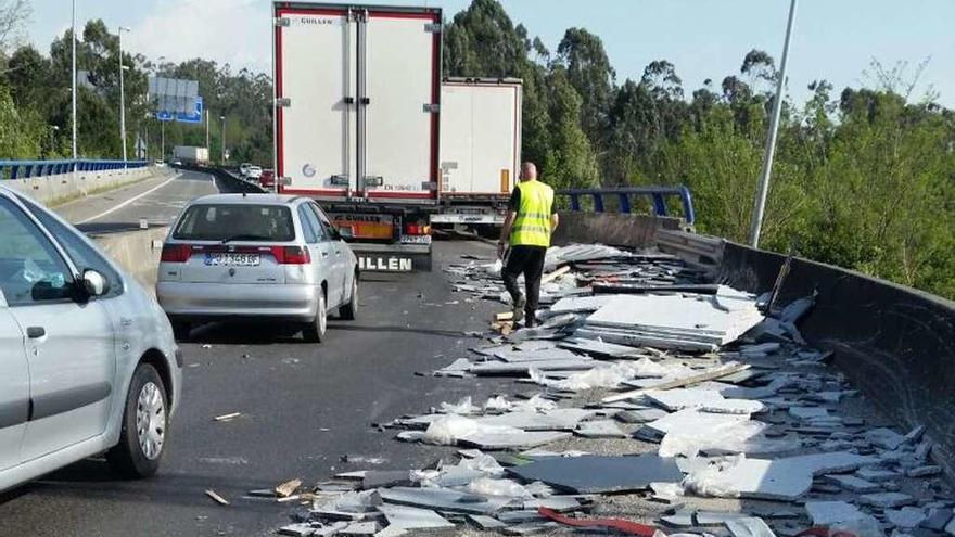 Las losas de granito quedaron esparcidas por el lado derecho de la salida de la A-55. // Faro