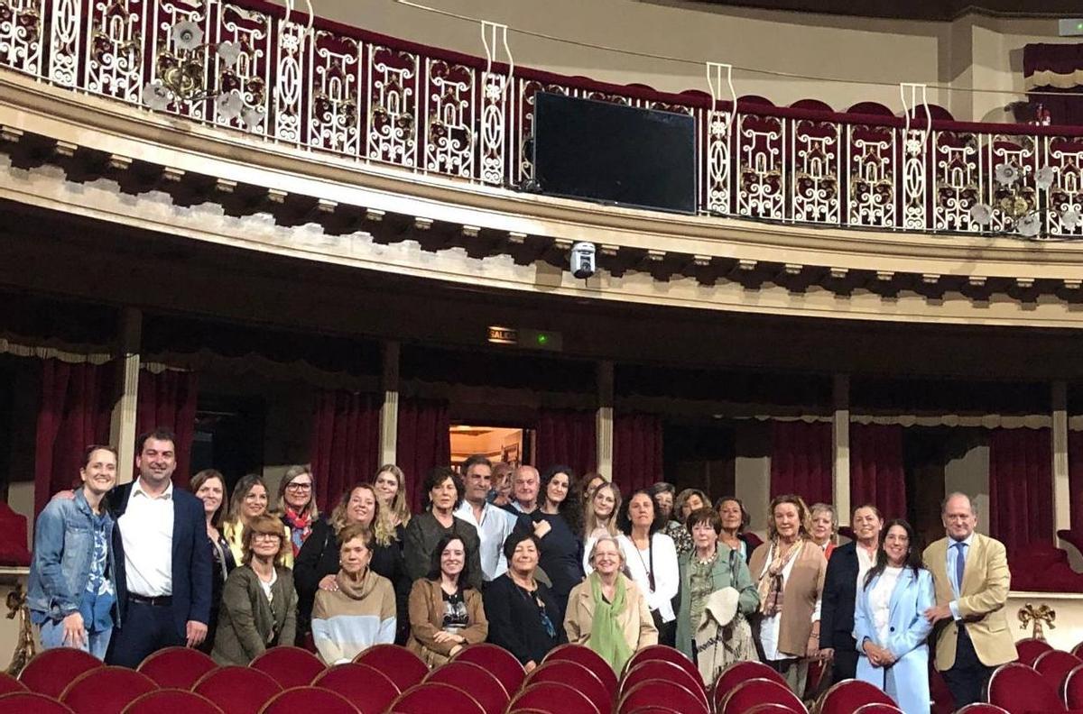 Foto de grupo de parte de los salenses asistentes al ensayo en el Campoamor.
