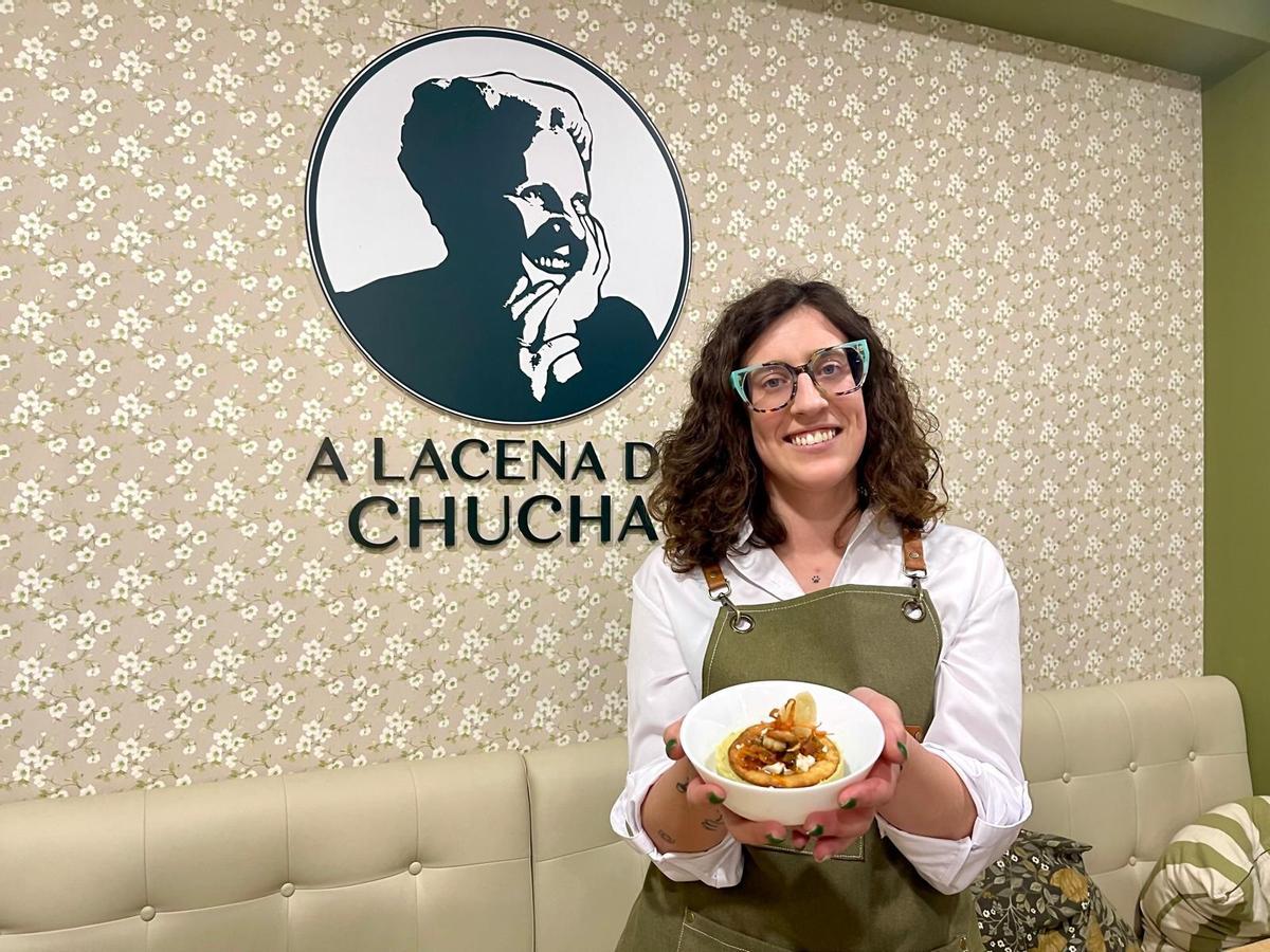 A Lacena de Chucha muestra su propuesta para las Santas Tapas de este año.